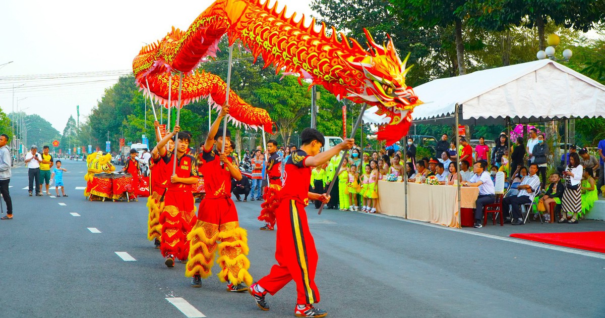 Can Tho organizes bicycle racing and lion dance to celebrate the Lunar New Year