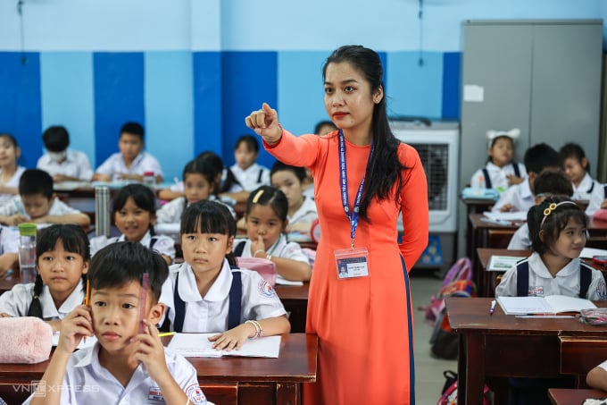 Lehrer und Schüler der Dinh Tien Hoang Grundschule, Thu Duc City, während des Unterrichts am 5. September. Foto: Quynh Tran