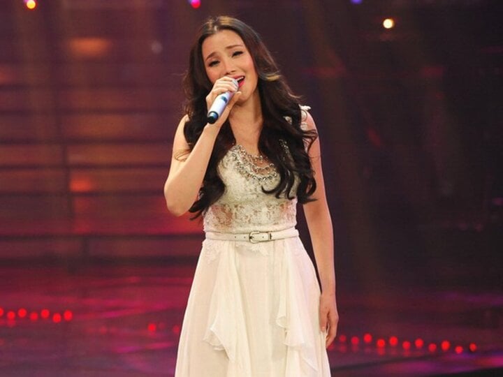 Ho Quynh Huong won first prize in the Hanoi Television Singing Contest.