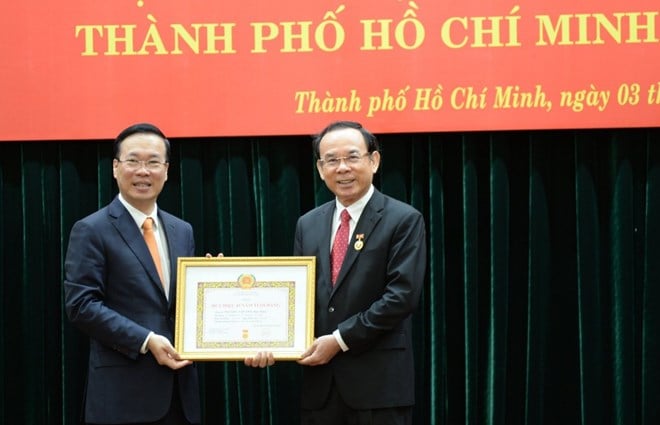 Le président Vo Van Thuong a décerné l'insigne de 45 ans d'adhésion au Parti à M. Nguyen Van Nen.