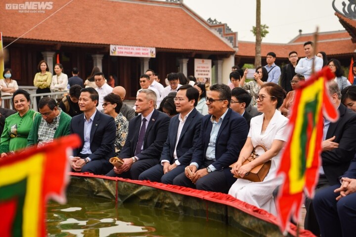 Foreign ambassadors experience making Dong Ho paintings, wearing Quan Ho costumes - 7