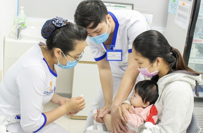 Children need to be vaccinated with 6-in-1 vaccine in full, on schedule. Photo: Moc Thao