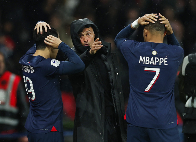 L'entraîneur Luis Enrique discute avec Lee Kang-in et Kylian Mbappe lors du match du PSG contre Le Havre en Ligue I au Parc des Princes le 27 avril 2024. Photo : Reuters.