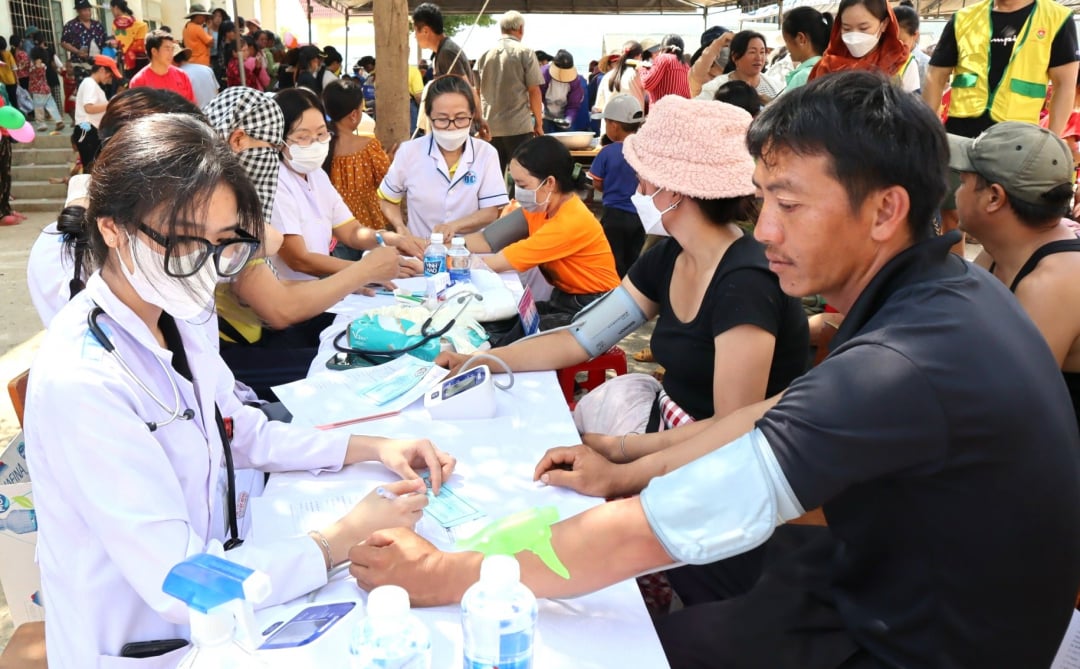 medical examination, health consultation, free medicine distribution for 300 people