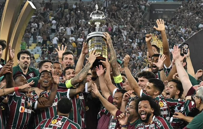 Marcelo (abajo, a la derecha) y sus compañeros celebran el título de la Copa Libertadores. Foto: AP