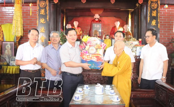 Le camarade Nguyen Khac Than, secrétaire adjoint du Comité provincial du Parti, président du Comité populaire provincial, a félicité les dignitaires, les moines, les nonnes et les fidèles bouddhistes à l'occasion de l'anniversaire de Bouddha dans le district de Kien Xuong.