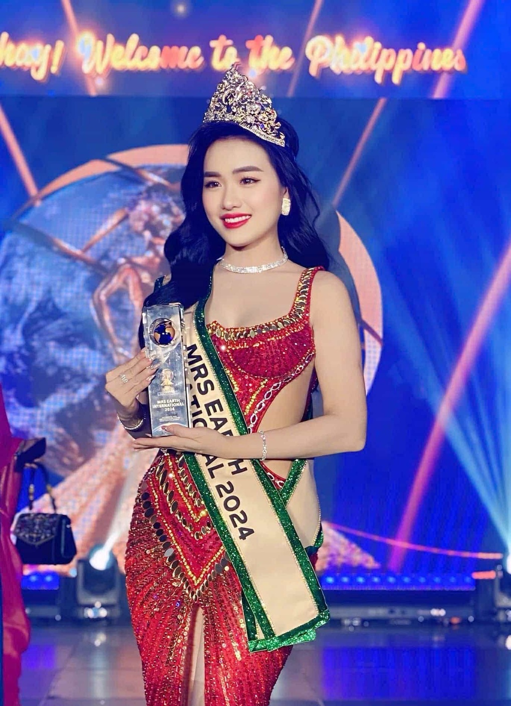 Vũ Thị Hoa đăng quang Mrs Earth International 2024 - 1