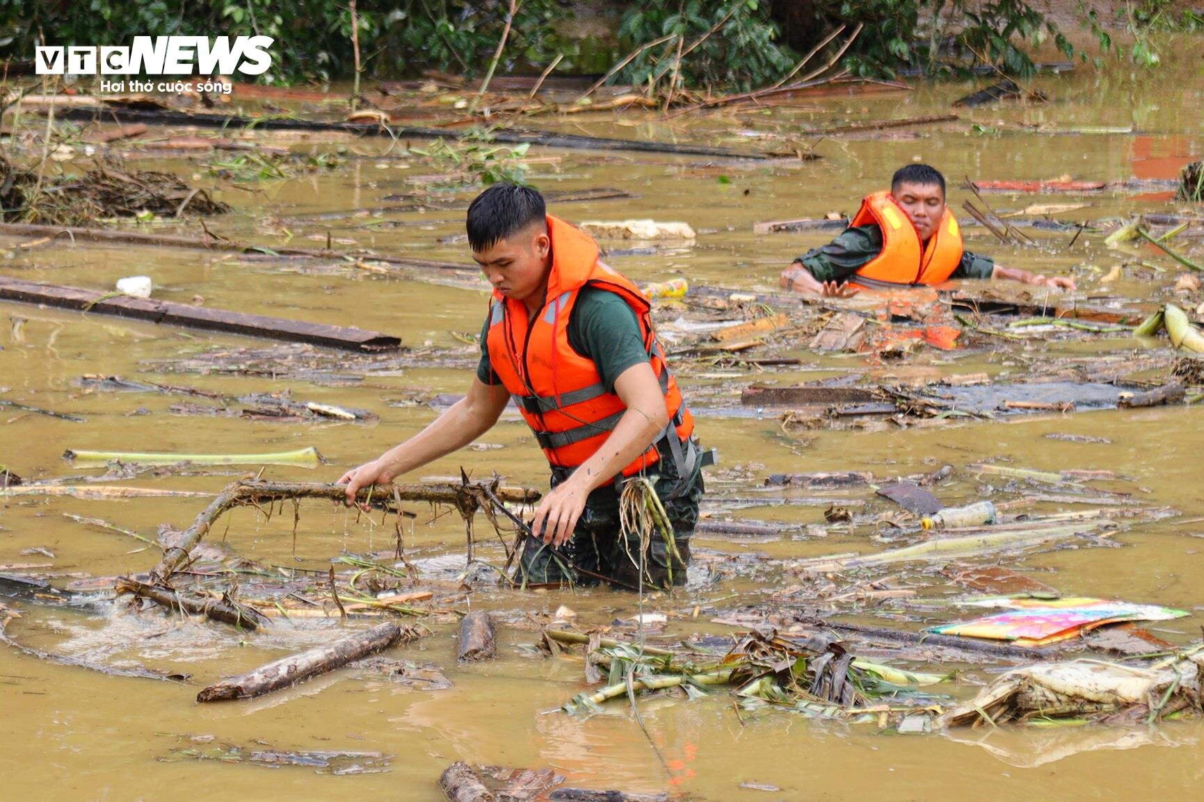 Policías y soldados se sumergieron en barro y agua en busca de víctimas de las inundaciones repentinas en Lao Cai - 4