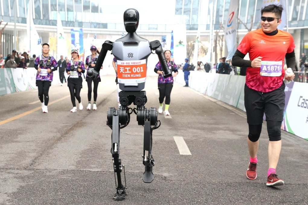 Robot chạy cùng vận động viên marathon ở Trung Quốc - 1