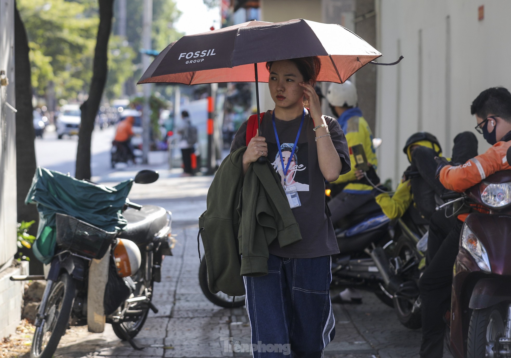 Ho Chi Minh City residents struggle under the heat of nearly 38 degrees Celsius photo 6