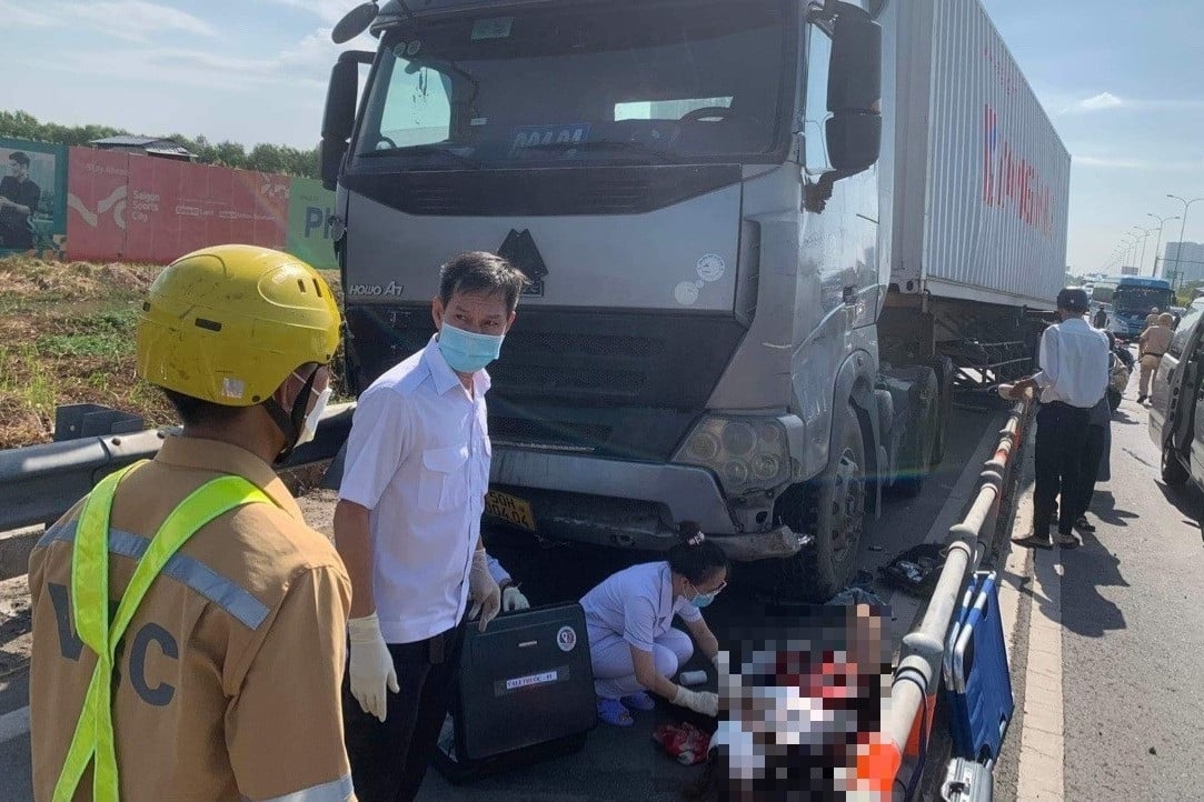 Container-LKW rammt Motorrad auf der Autobahn Ho-Chi-Minh-Stadt – Long Thanh, 2 Personen verletzt