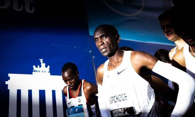 Kipchoge trước giờ xuất phát Boston Marathon 2022. Ảnh: GES Sportfoto