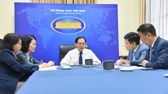 Foreign Minister Bui Thanh Son made a phone call from the Ministry of Foreign Affairs headquarters in Hanoi this afternoon. Photo: BNG