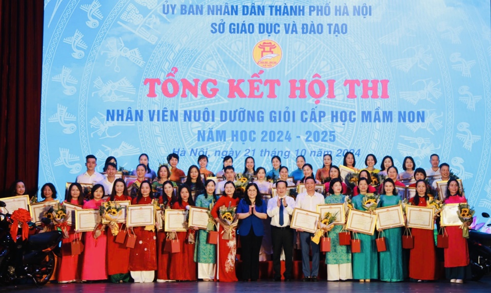 Deputy Minister of Education and Training Nguyen Thi Kim Chi and Director of Hanoi Department of Education and Training Tran The Cuong awarded first prizes to 44 excellent caregivers.