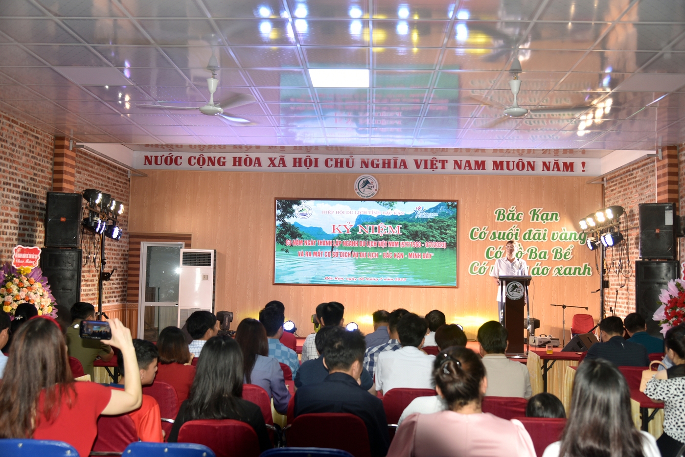 Réunion pour célébrer le 63e anniversaire de la Journée du tourisme au Vietnam photo 1