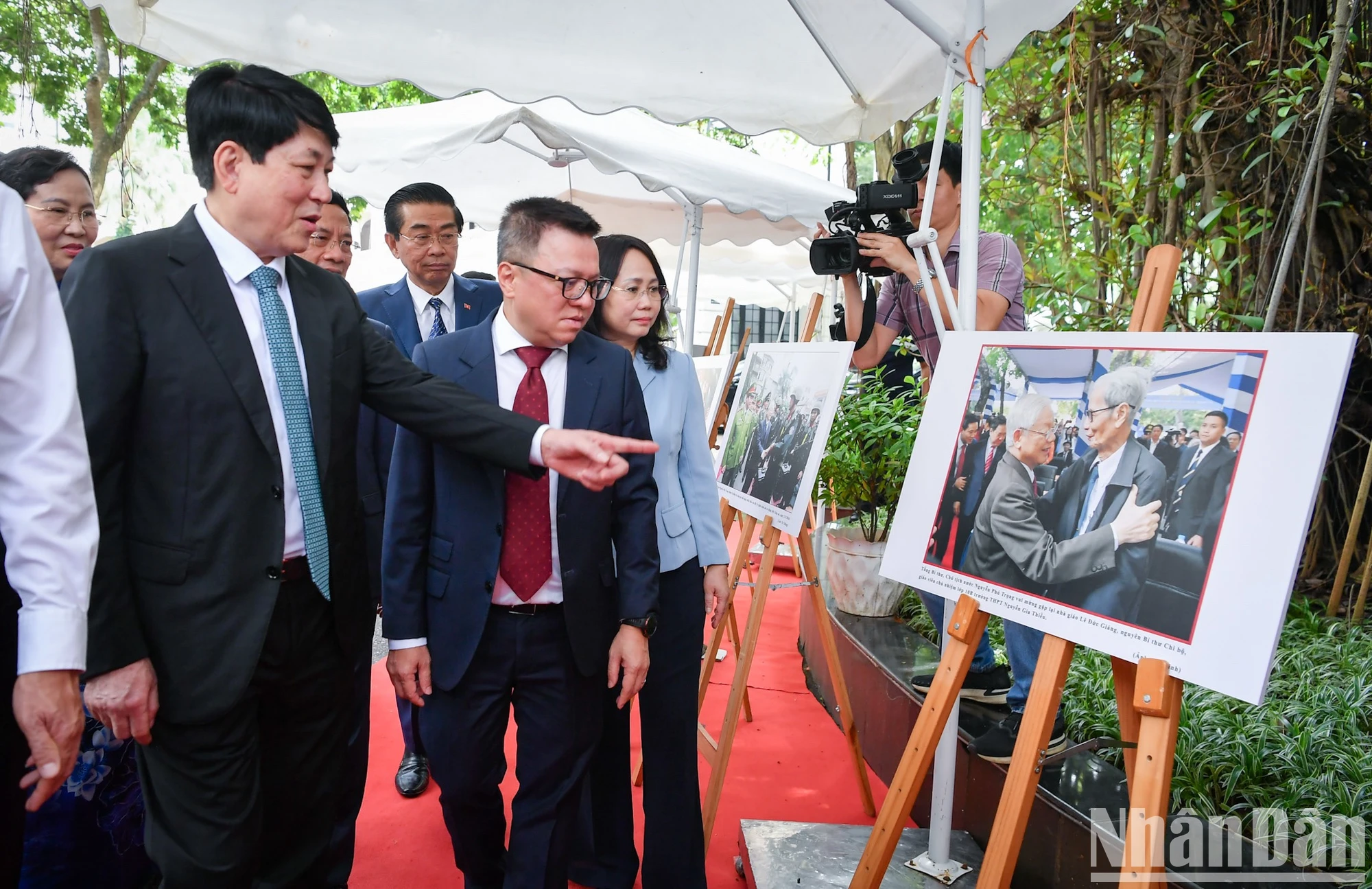 [Foto] El miembro permanente de la Secretaría, Luong Cuong, asiste a la ceremonia de apertura de la página de información especial y la exposición fotográfica sobre el Secretario General Nguyen Phu Trong. Foto 8