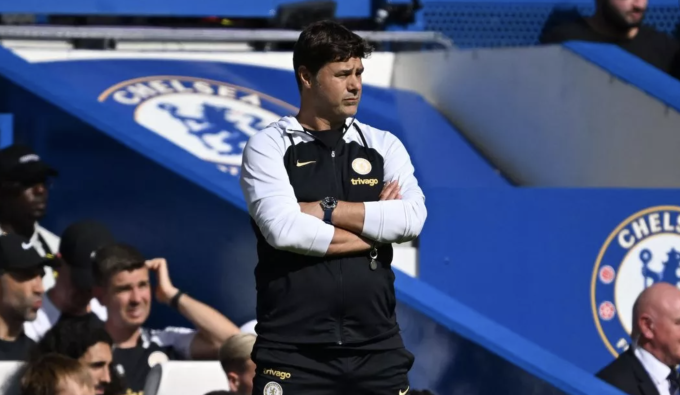 Pochettino chỉ đạo các cầu thủ Chelsea bên ngoài đường biên sân Stamford Bridge. Ảnh: AFP