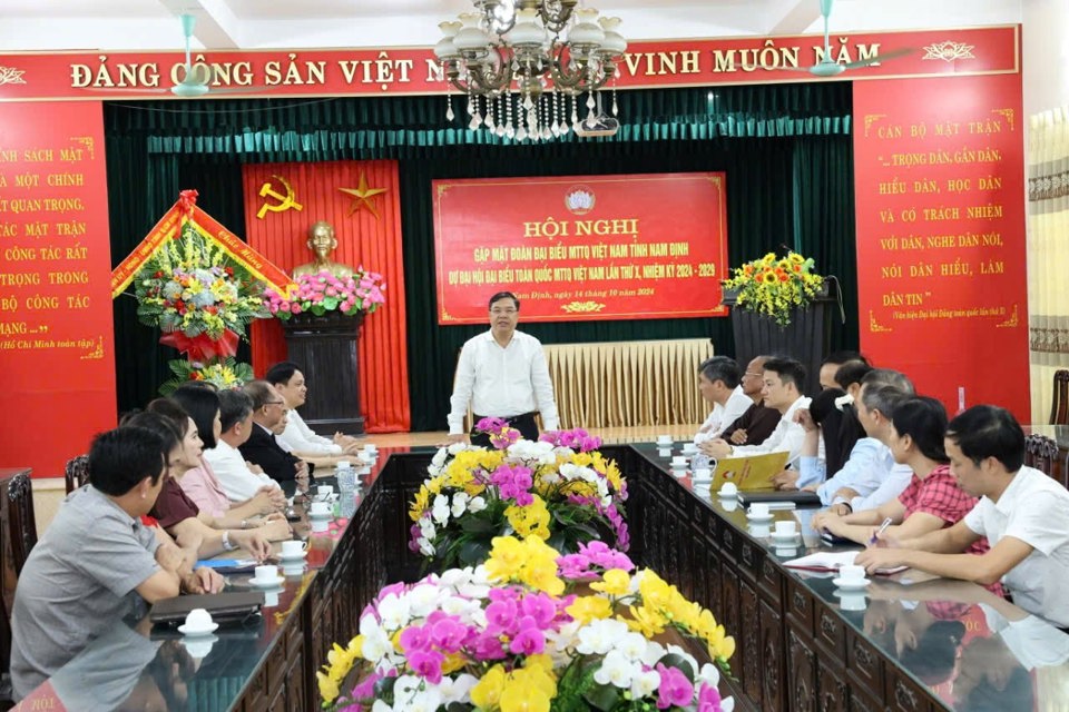 El secretario del Partido Provincial de Nam Dinh, Pham Gia Tuc, habló con los miembros de la delegación provincial del Frente de la Patria de Vietnam que asistía al X Congreso Nacional del Frente de la Patria de Vietnam (izquierda) y con funcionarios y expertos del Comité Provincial del Frente de la Patria de Vietnam (derecha). Foto:DH