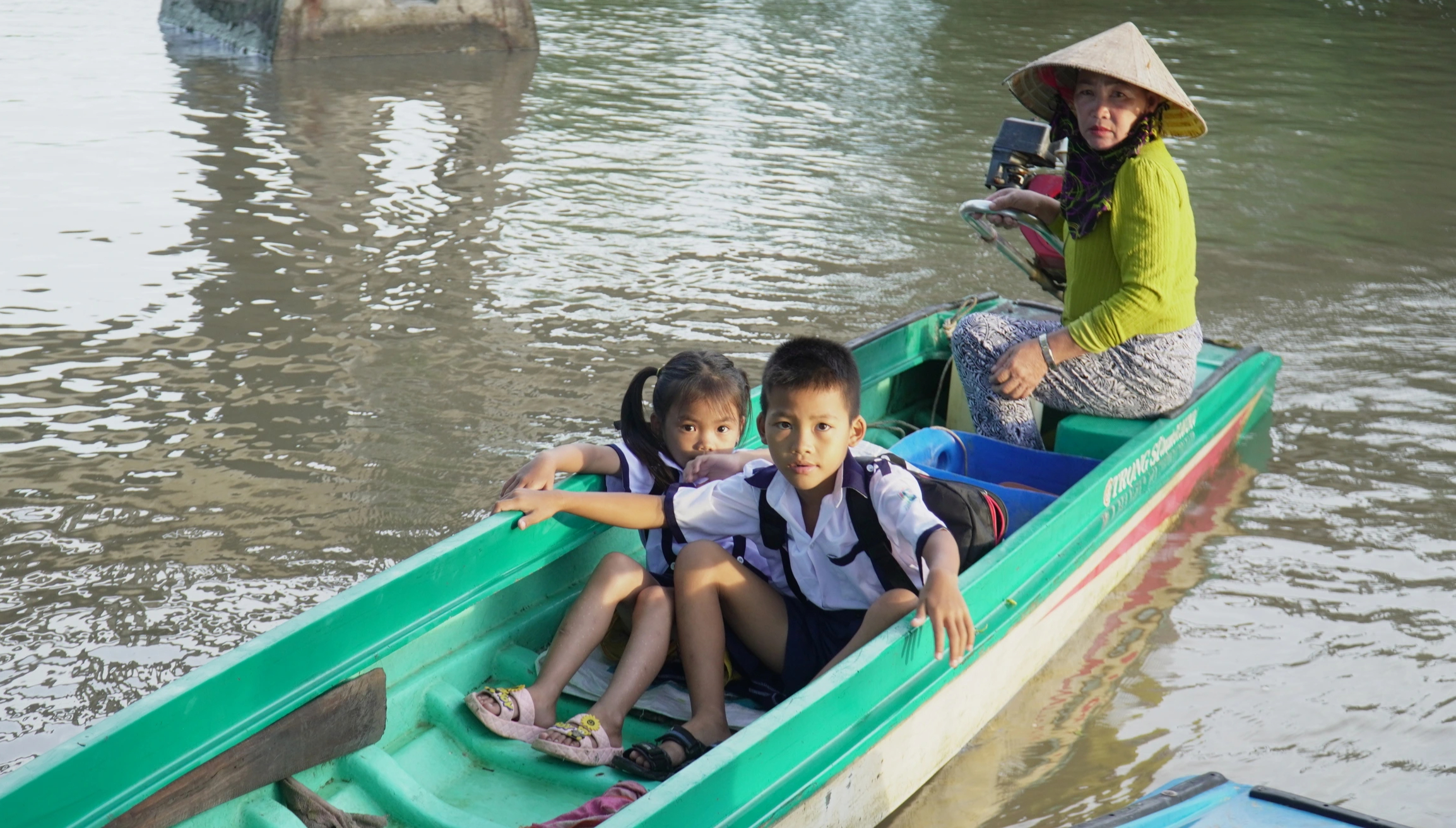 Học sinh vùng Đất Mũi đi vỏ lãi dự khai giảng- Ảnh 2.