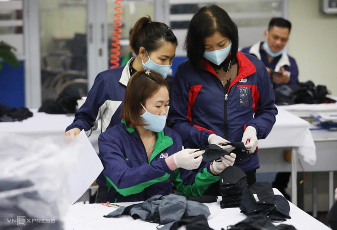 Turnos de trabajo de trabajadores de la confección en Thai Nguyen. Fotografía: Ngoc Thanh