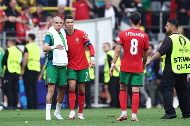 Hai lão tướng Pepe và Ronaldo vẫn đang giữ vai trò không thể thay thế tại đội tuyển Bồ Đào Nha. Ảnh: AFP