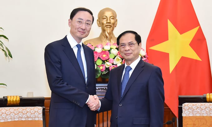 Außenminister Bui Thanh Son (rechts) und der chinesische Vize-Außenminister Sun Weidong beim Empfang am 9. Oktober. Foto: BNG