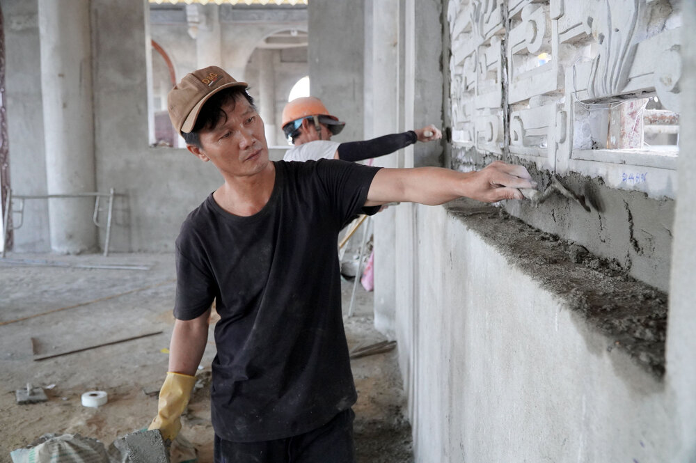 Hundreds of workers are still working hard to build items in Minh Duc Pagoda. Photo: Vien Nguyen