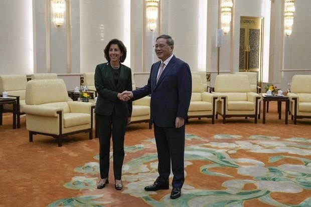 La secretaria de Comercio de Estados Unidos, Gina Raimondo (izquierda), se reúne con el primer ministro chino, Li Qiang, en Beijing el 29 de agosto de 2023. (Foto: VNA)