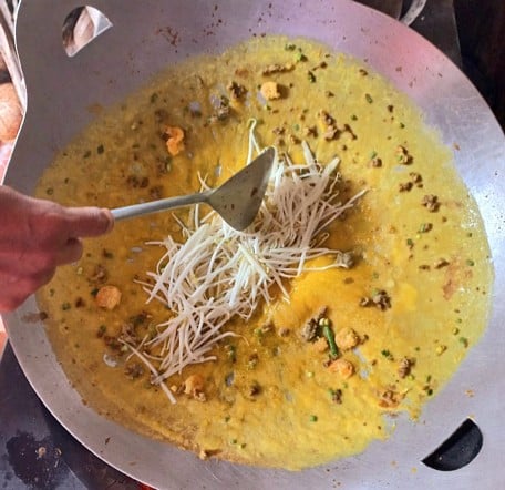 Making banh xeo is called skillful when the cake is thin, round, evenly golden and not broken.
