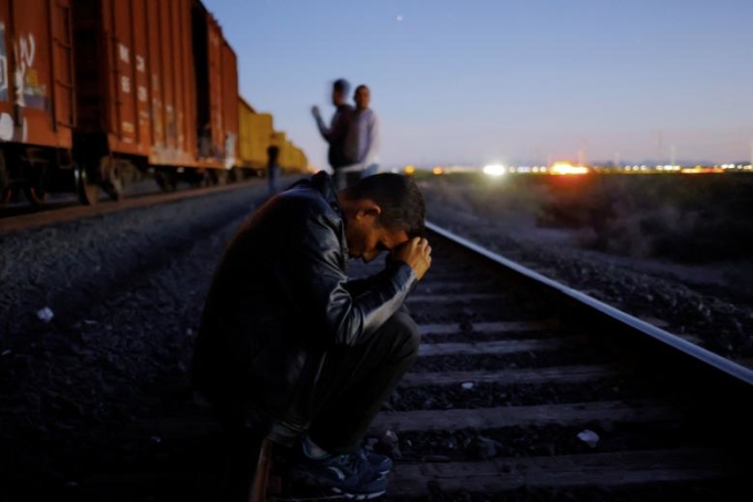 Người di cư nghỉ ngơi ở ga tàu ngoại ô Ciudad Juarez, Mexico, ngày 19/4, trong hành trình tới Mỹ. Ảnh: Reuters