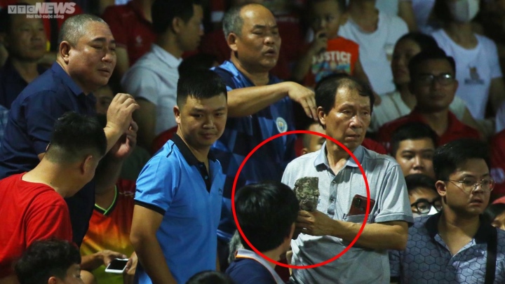 Piece of concrete falls on fan at Lach Tray stadium during Vietnam team match - 2