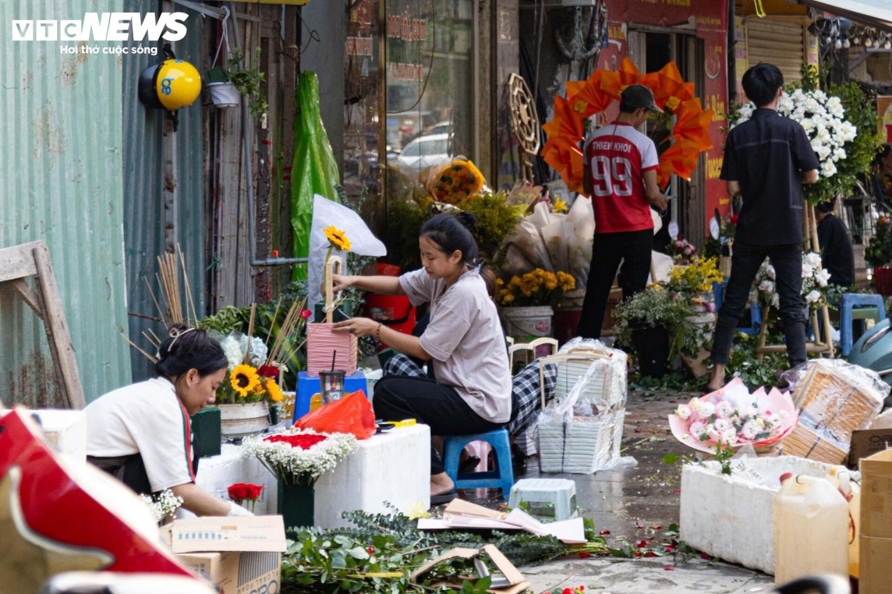 Giá hoa 20/10 tăng mạnh, người bán không kịp ngơi tay