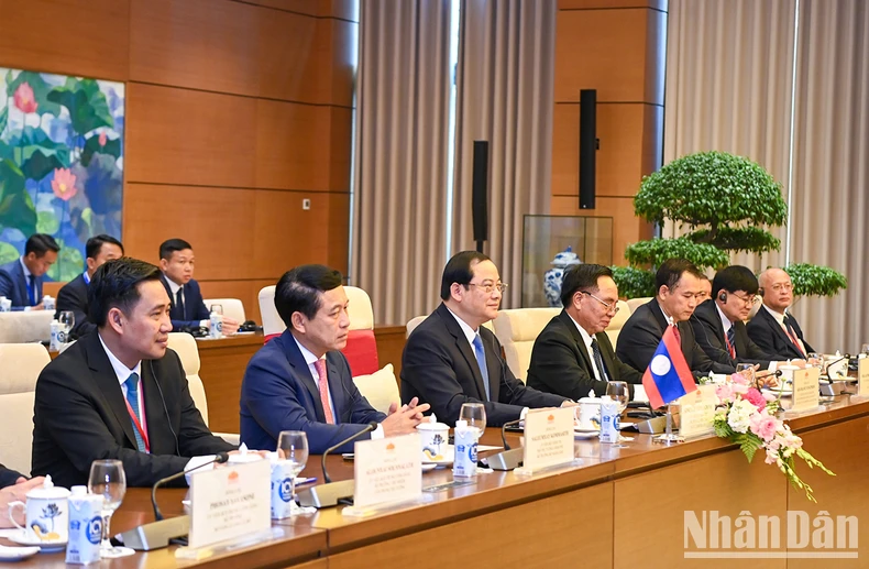 [Photo] Le président de l'Assemblée nationale Vuong Dinh Hue rencontre le Premier ministre laotien Sonexay Siphandone photo 9