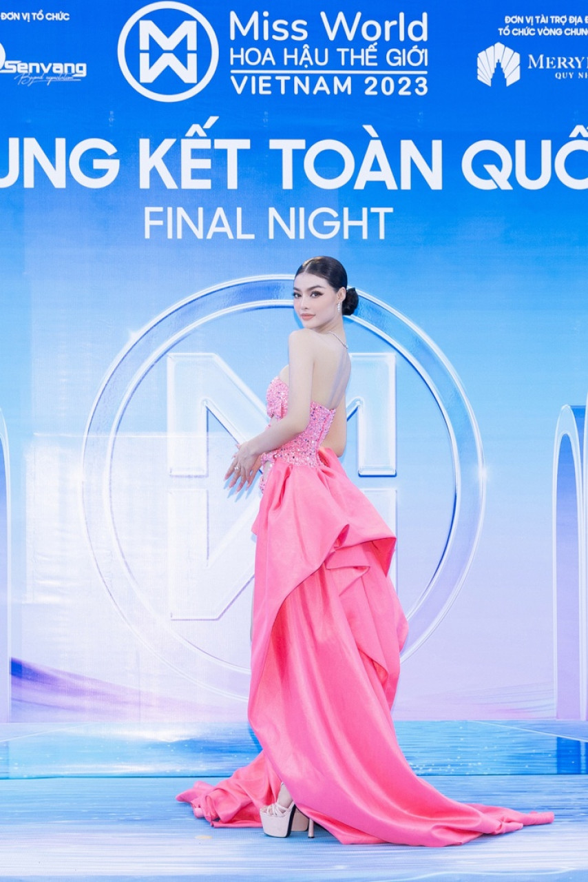 Reinas de belleza sensuales y finalistas en la alfombra azul de la finalista 11 de Miss Mundo Vietnam 2023