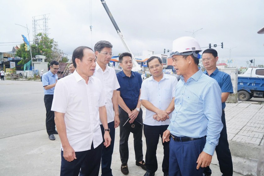 Die Verantwortlichen der Stadt Hai Phong inspizieren die Schadensbehebungsarbeiten nach dem Sturm. (Foto: Nguyen An)