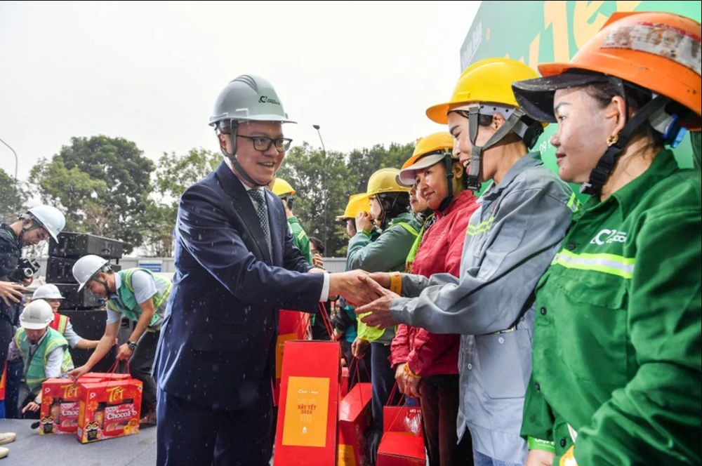 Editor-in-Chief of Nhan Dan Newspaper Le Quoc Minh presents gifts to construction workers at the Ecopark construction site, Hung Yen in 2024. (Photo: CTV/Vietnam+)