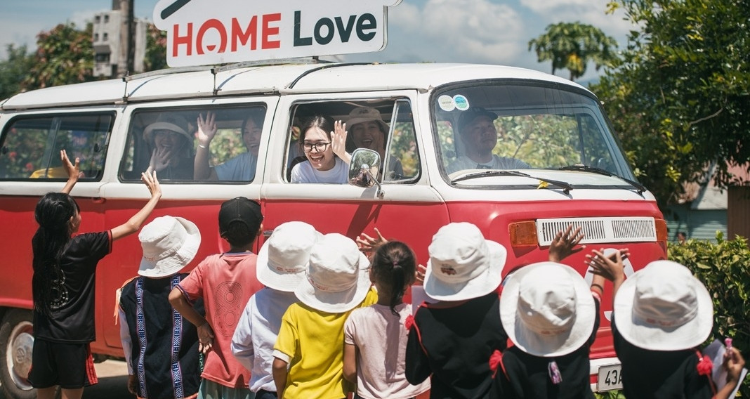 Главная Love bus приносит теплую пору открытия школ ученикам Джиа Лай