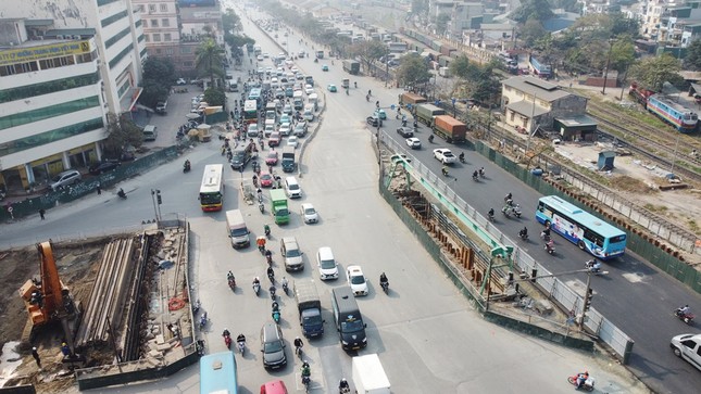 Construction fences removed at Giai Phong - Kim Dong intersection, how will traffic flow be divided? photo 7