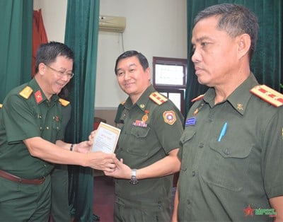 Cérémonie de clôture du cours de formation des officiers de l'Armée populaire lao