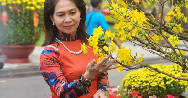 Ho Chi Minh City residents take the opportunity to "check-in" before the opening of Tao Dan Spring Flower Festival.