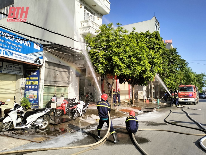 Ra mắt tổ liên gia an toàn PCCC và thực tập phương án chữa cháy và CNCH tại phường Đông Thọ 