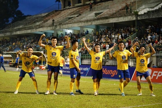 The joy of Dong Thap players with their first victory in the 2023-24 National First Division. PHOTO: HOANG PHAN