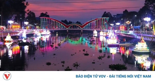 The sparkling Loi Protip and the Khmer Ca Hau boats on the Maspero River