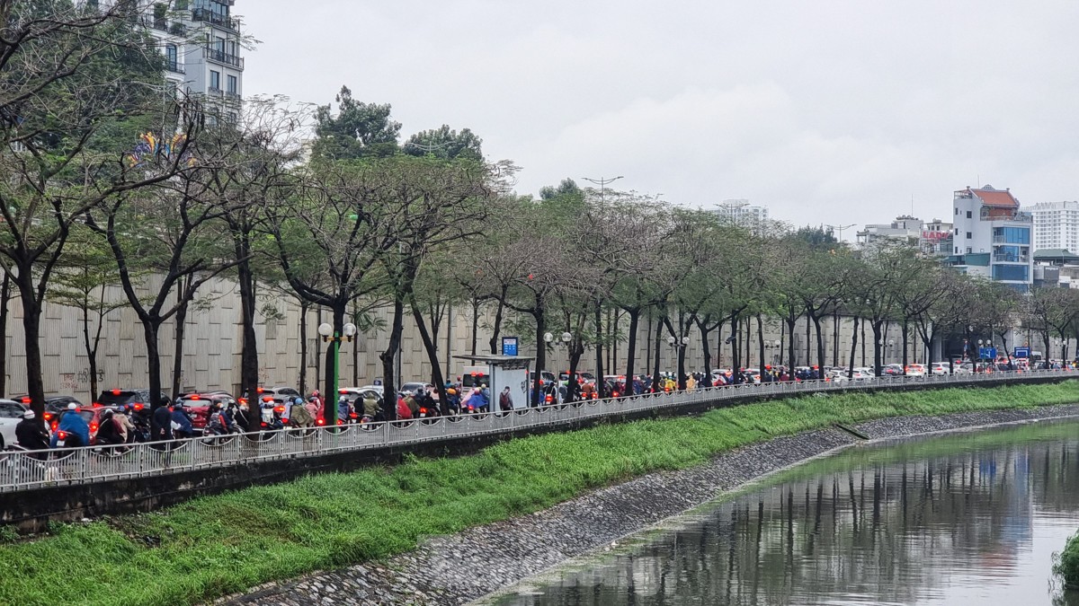 Muchas calles de Hanoi estuvieron congestionadas durante horas después de las fuertes lluvias que duraron desde la noche. Foto 11