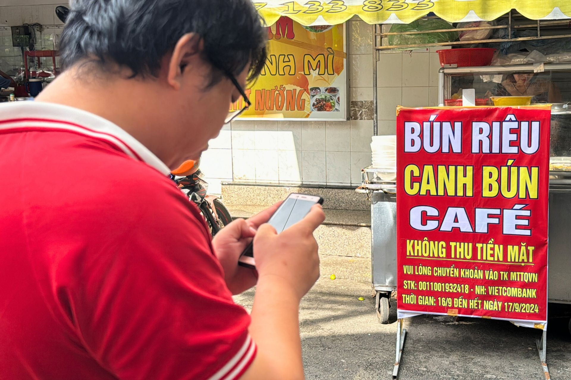 Restaurants in Bien Hoa, Da Lat „nehmen kein Bargeld an“, Kunden überweisen Geld an die Vietnamesische Vaterländische Front