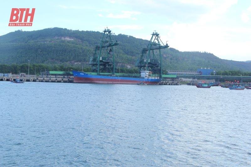 Bustling cargo through Nghi Son Port