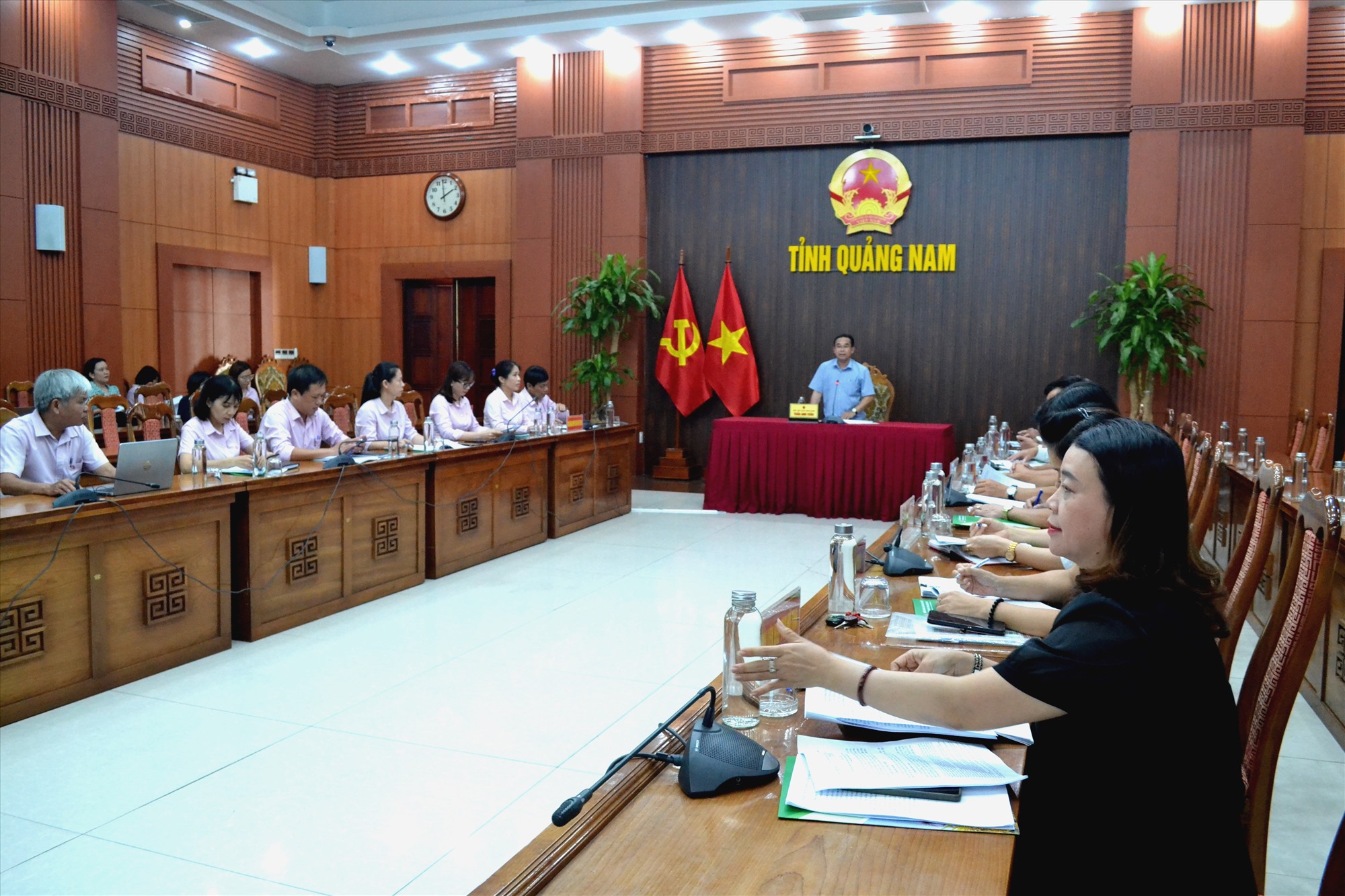 Escenario de la reunión para evaluar la implementación de tareas en los primeros 6 meses del año y desplegar tareas para el tercer trimestre de 2023. Foto: Q.VIET