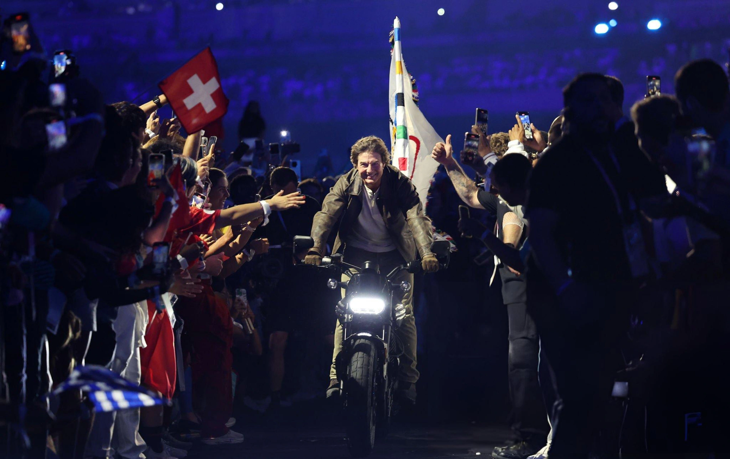 Tom Cruise amène le drapeau olympique à Los Angeles