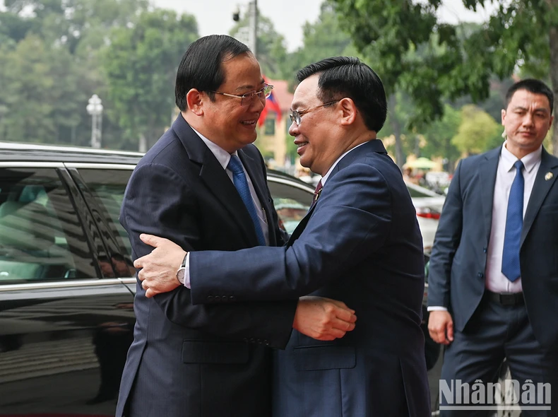 [Photo] Le président de l'Assemblée nationale Vuong Dinh Hue rencontre le Premier ministre laotien Sonexay Siphandone photo 1