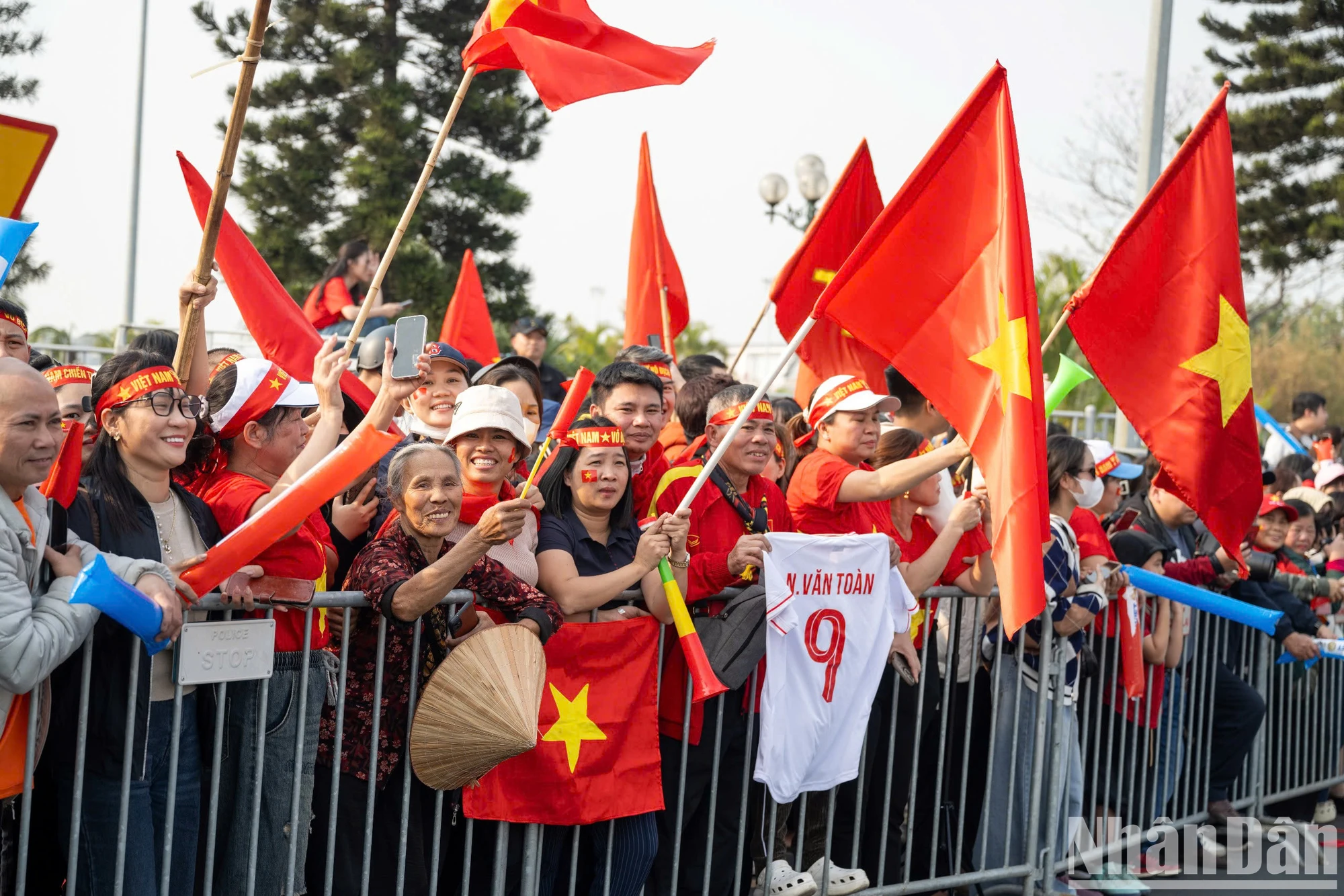 [Photo] Fans welcome the champions home photo 1